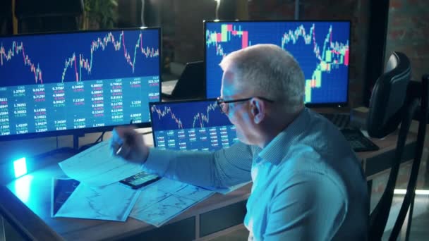Фондовий брокер аналізує коливання цін на акції — стокове відео