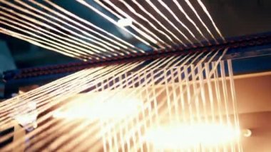 Fiberglas dizileri hareket ederken geriliyor