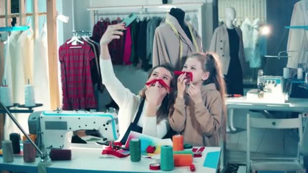 La sarta sta facendo selfie con sua figlia — Video Stock