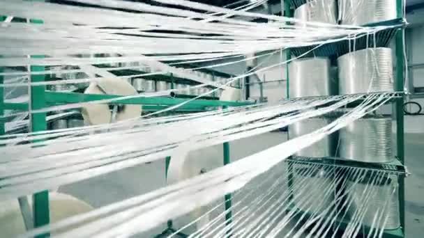 Strängar av glasfiber som lossnar från rullarna — Stockvideo