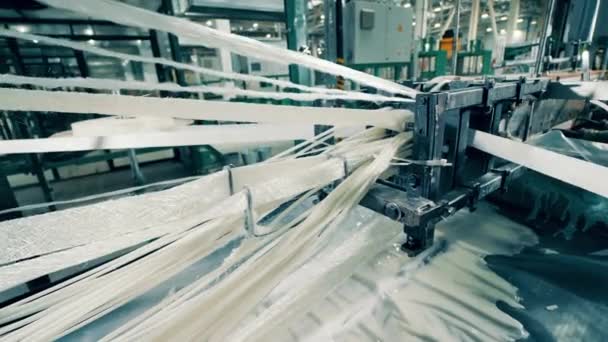 Glasfaser wird durch eine Fabrikmaschine belastet — Stockvideo