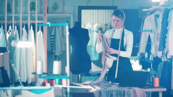 Seamstress está experimentando com tecido no manequim — Vídeo de Stock
