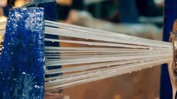 Las cuerdas de fibra de vidrio se están tirando en un tubo rodante — Vídeos de Stock