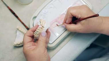 Diş kalıbı modeli bir doktor tarafından yapılıyor.