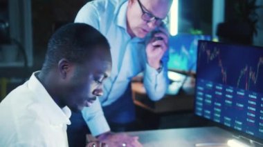 İki komisyoncu borsa raporlarını inceliyor.