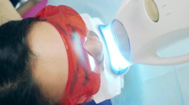 Diş sağlığı prosedürü bir hastaya uygulanır.