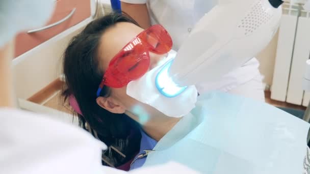 Una donna è sottoposta a una procedura igienica dentale — Video Stock