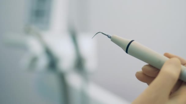Dentalwerkzeug, aus dem medizinische Flüssigkeit tropft — Stockvideo