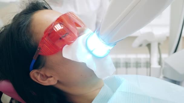 Λεύκανση δοντιών γίνεται σε μια γυναίκα ασθενή — Αρχείο Βίντεο