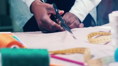 Kumaş bir terzi tarafından ikiye bölünüyor.