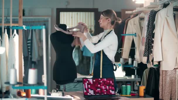 女性デザイナーはマネキンのまわりでスカーフを包んでいる — ストック動画
