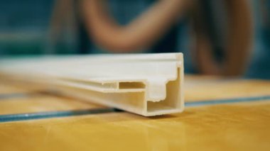 Yeni üretilen fiberglas çerçeve yüzey boyunca hareket ediyor
