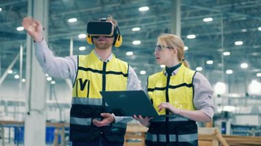 Fiberglass factory workers are using VR-glasses for planning