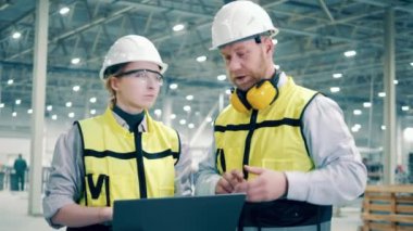 Two specialists are talking in the factory facility