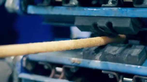 Conveyor press releases a fiberglass item — стоковое видео