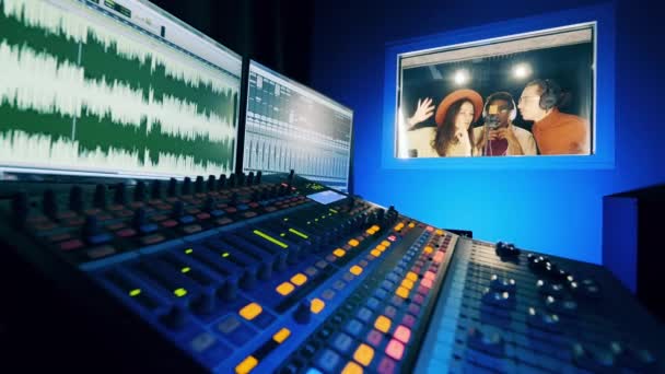 Recording studio with a group of people singing together — Vídeo de stock