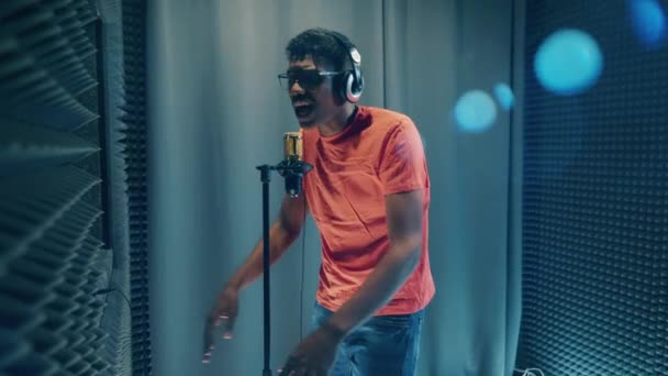 African man is singing in the recording studio — Vídeo de Stock