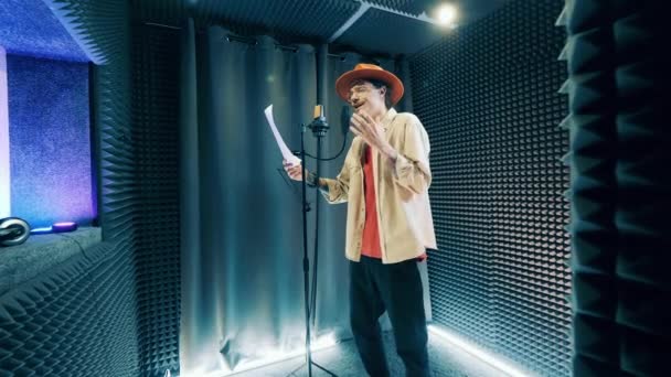 A singer is recording a song in the studio — Stock videók