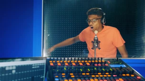 African man is being recorded while singing in the studio — Stock Video