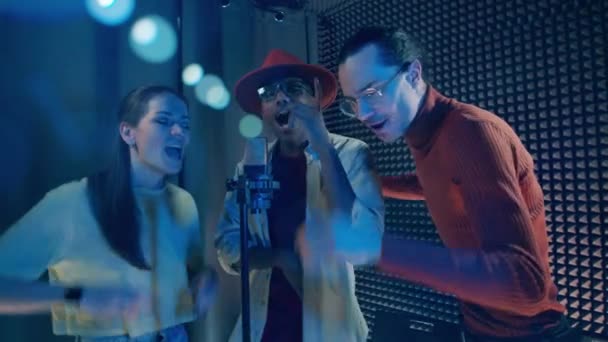 Eine Gruppe von Leuten singt und wird im Studio aufgenommen — Stockvideo