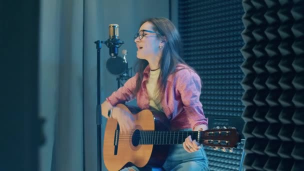 A singing lady is getting recorded in the studio — Stock video