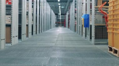 Otomatik bir makinenin bulunduğu depo koridoru. 4K