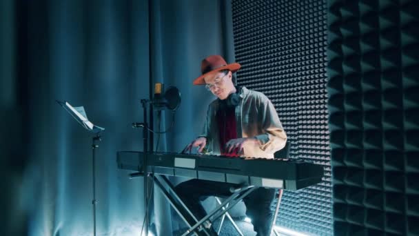 Recording Studio Man Playing Piano Singing — Vídeo de Stock