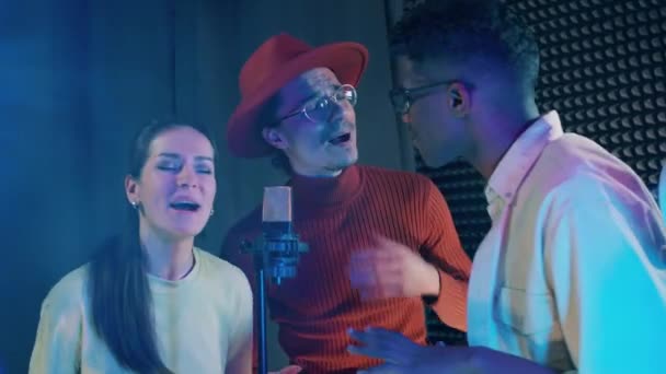 Junge Leute Singen Gemeinsam Vor Einem Mikrofon — Stockvideo