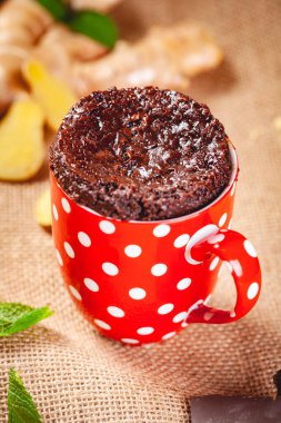 Kırmızı bardak pişmiş zencefil çikolata. Yakın çekim