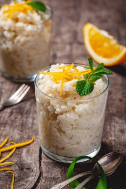 Ahşap rustik masa üzerinde bir cam sütlaç. Yakın çekim