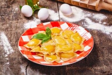 Ahşap rustik masa üzerinde ev yapımı kabak mantı. Yakın çekim