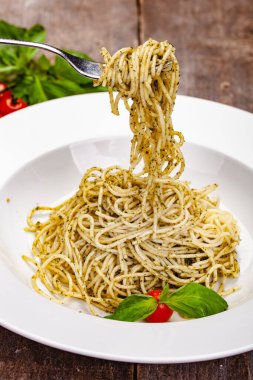 İtalyan makarna beyaz plaka üzerinde ev yapımı pesto soslu spagetti. Yakın çekim
