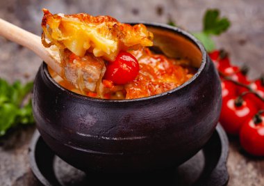 Güveç rosto sebze ve peynir ahşap rustik masa üzerinde domuz. Yakın çekim