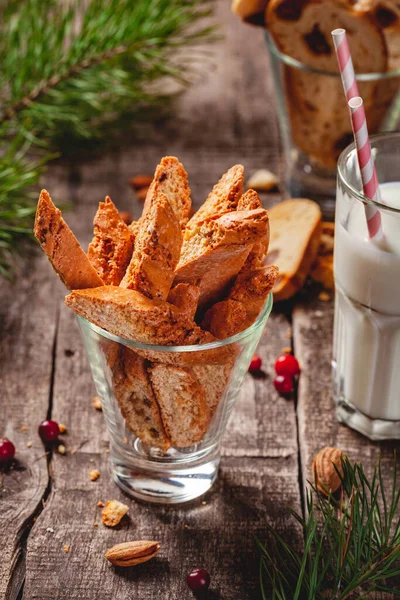Biscotti Cantucci Met Melk Houten Rustieke Tafel Close Kerstmis Nieuwjaar — Stockfoto