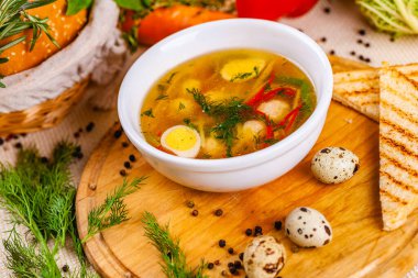 Beyaz tabak çorba, tavuk köfte, sebze ve Bıldırcın yumurta