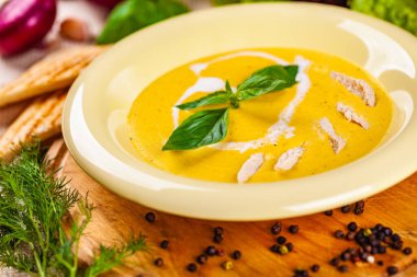 Ahşap tahta üzerinde tavuk çorbası Krem Peynir