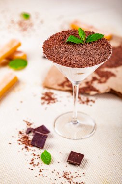 Nane bölümü cam ile dekore edilmiş Tiramisu