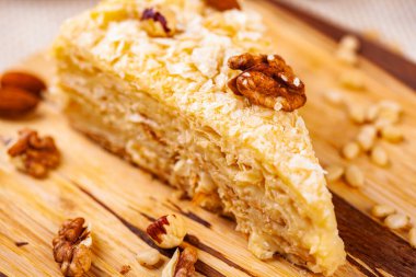 Ahşap tahta üzerinde farklı fındık ile Napolyon pasta