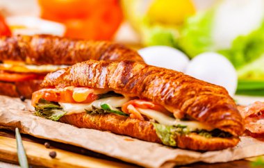 Pastırma, peynir ve ahşap tahta üzerinde sebze ile ay çöreği. Yakın çekim