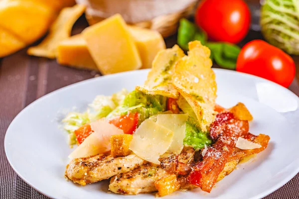 Caesar Salat Mit Speck Und Huhn Auf Weißem Teller — Stockfoto