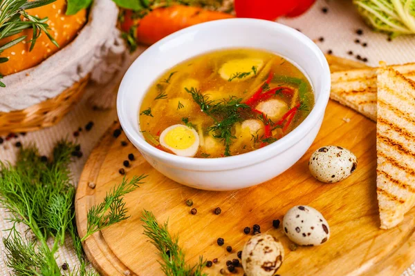 Beyaz tabak çorba, tavuk köfte, sebze ve Bıldırcın yumurta