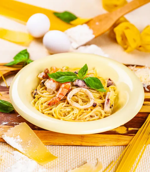 Spaghetti Seafood Parmesan Cheese Beige Plate — Stock Photo, Image