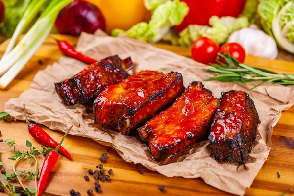 Costillas Cerdo Barbacoa Parrilla Con Especias Hierbas Tablero Madera — Foto de Stock