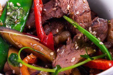 Biftek ve sebze kızartması. Asya mutfağı