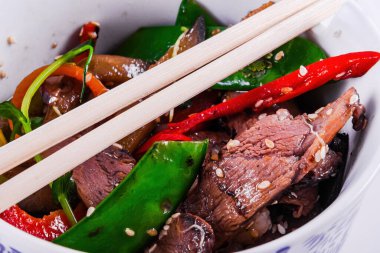 Biftek ve sebze kızartması. Asya mutfağı