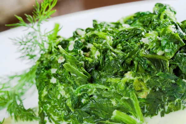 Gekochter Spinat Mit Knoblauch Auf Einem Weißen Teller Vegetarisches Essen — Stockfoto