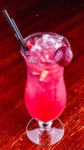 Cranberry Cocktail Met Ijs Bessen Houten Ondergrond — Stockfoto