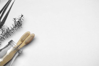 Banyo aksesuarları, kişisel hijyen, diş bakımı ve ağız bakımı. Bambu diş fırçası, doğal diş macunu, diş ipi. sıfır atık kavramı; çevre dostu ev; bambu ağacından yapılmış fırça. ; Sağlıklı atık temizliği.