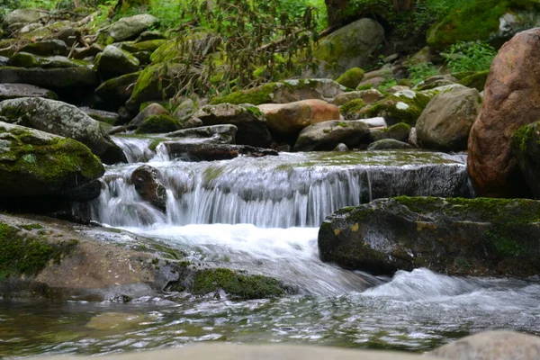 Doğal Bir Şelalesi Olan Dere — Stok fotoğraf