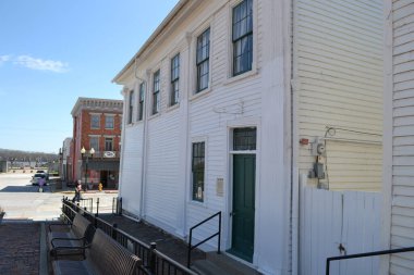 Şehirdeki eski binanın dikey görüntüsü.